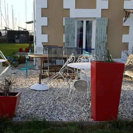 Grande Maison Charentaise Avec Vue Sur Le Chenal Superbes Couches De Soleil Sur L Estuaire De La Gironde! * Mortagne-sur-Gironde